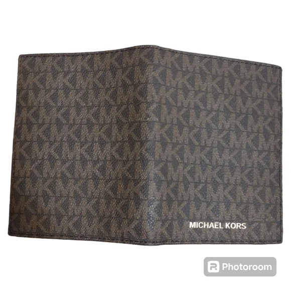 Michael Kors Passport Holder - Picture 5 of 5